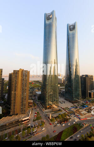 Vue sur les tours jumelles du Jiangxi Nanchang Groenland Central Plaza dans la ville de Nanchang, province de Jiangxi, Chine orientale, 24 mars 2016. L'écimage Banque D'Images