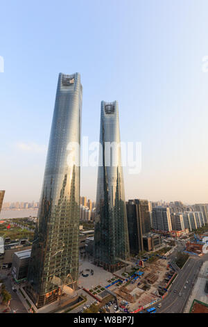Vue sur les tours jumelles du Jiangxi Nanchang Groenland Central Plaza dans la ville de Nanchang, province de Jiangxi, Chine orientale, 24 mars 2016. L'écimage Banque D'Images