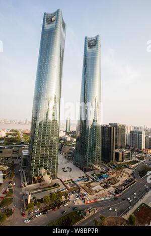 Vue sur les tours jumelles du Jiangxi Nanchang Groenland Central Plaza dans la ville de Nanchang, province de Jiangxi, Chine orientale, 24 mars 2016. L'écimage Banque D'Images