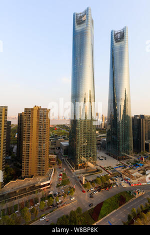 Vue sur les tours jumelles du Jiangxi Nanchang Groenland Central Plaza dans la ville de Nanchang, province de Jiangxi, Chine orientale, 24 mars 2016. L'écimage Banque D'Images
