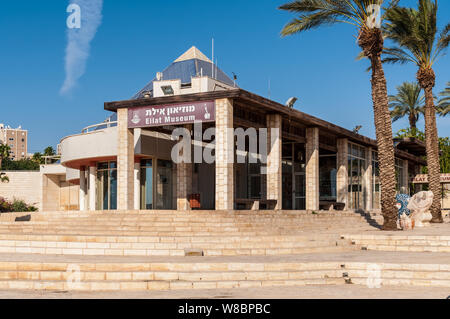 Eilat, Israël - 7 novembre, 2017 : l'entrée centrale à la musée d'histoire de la ville de mon 'Eilat Iri' contre le ciel bleu à Eilat, Israël. Banque D'Images