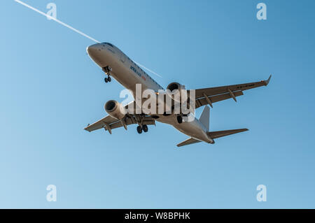 Eilat, Israël - 7 novembre, 2017 : avion de passagers Embraer ERJ190-100LR israélienne Arkia Airlines atterrissant à l'Aéroport J. Hozman Eilat. Banque D'Images