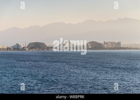 Eilat, Israël - 7 novembre 2017 : La vue de port du fret sur la ville d'Eilat dans le sable haze - célèbre site touristique et lieu de villégiature en Israël. Banque D'Images