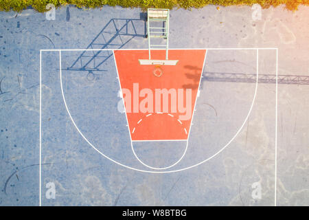 Vue aérienne, vue d'en haut, d'oiseau de l'école college basketball. terrain de basket en matin droite. Banque D'Images