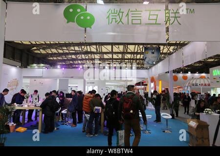 --FILE--personnes visitent le stand de l'application messagerie Weixin, ou de WeChat, Tencent, lors d'une exposition à Shanghai, Chine, le 9 mars 2016. Tencent's WeCh Banque D'Images