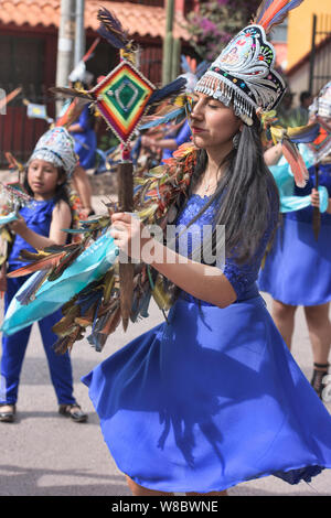 Danser dans les rues à la Virgen del Carmen Festival, tenu à Pisac et Paucartambo, Pérou Banque D'Images