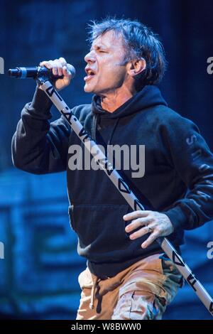 Le groupe de heavy metal anglais Iron Maiden donne son concert à Shanghai, Chine, le 26 avril 2016. Banque D'Images