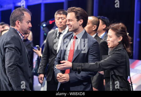 L'acteur américain Sebastian Stan, centre, arrive à une première pour son film 'Captain America : Guerre Civile" à Beijing, Chine, 19 avril 2016. Banque D'Images