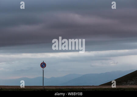 Road sign moody sky background avec de grands nuages Banque D'Images