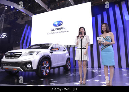 Chanteur chinois Zhang Liangying, gauche, pose avec une Subaru Viziv vus venir au cours de la 14e exposition Internationale Automobile de Beijing, également connu sous le nom de Banque D'Images