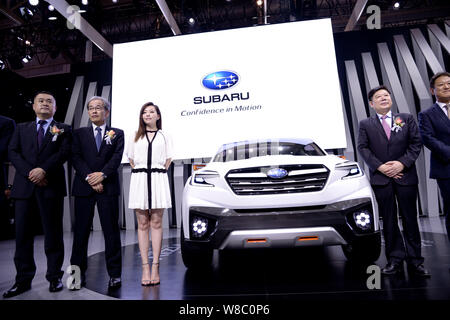 Chanteur chinois Zhang Liangying, troisième à gauche, pose avec une Subaru Viziv vus venir au cours de la 14e exposition Internationale Automobile de Beijing, également kno Banque D'Images