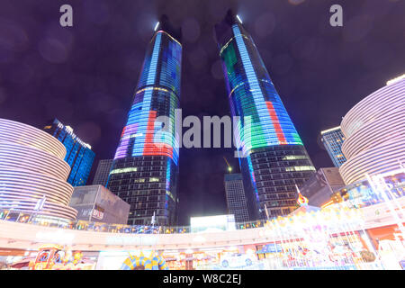 Vue de nuit sur les tours jumelles du Jiangxi Nanchang Groenland Central Plaza dans la ville de Nanchang, province de Jiangxi, Chine orientale, 24 mars 2016. À la Banque D'Images