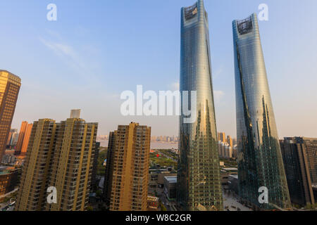 Vue sur les tours jumelles du Jiangxi Nanchang Groenland Central Plaza dans la ville de Nanchang, province de Jiangxi, Chine orientale, 24 mars 2016. L'écimage Banque D'Images