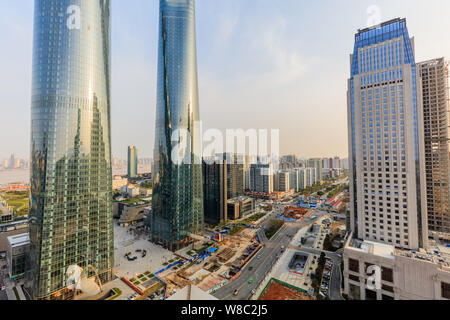 Vue sur les tours jumelles, à gauche, deux de l'Nanchang Jiangxi Groenland Central Plaza dans la ville de Nanchang, province de Jiangxi, Chine orientale, 24 mars 2016. T Banque D'Images