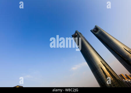 Vue sur les tours jumelles du Jiangxi Nanchang Groenland Central Plaza dans la ville de Nanchang, province de Jiangxi, Chine orientale, 24 mars 2016. L'écimage Banque D'Images
