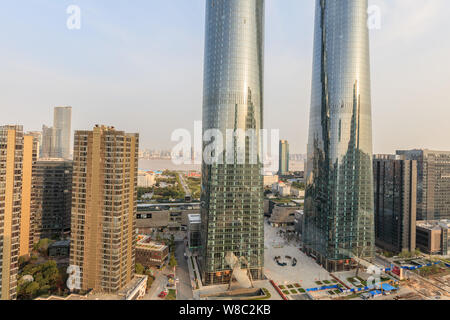 Vue sur les tours jumelles, juste deux, du Jiangxi Nanchang Groenland Central Plaza dans la ville de Nanchang, province de Jiangxi, Chine orientale, 24 mars 2016. Banque D'Images