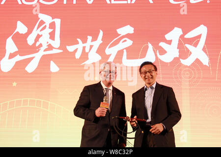 Joseph Tsai, droite, co-fondateur et Vice-Président du Groupe d''Alibaba, et Andrew Robb, ministre du Commerce et de l'investissement de l'Australie, à poser Banque D'Images
