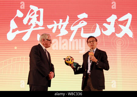 Joseph Tsai, droite, co-fondateur et Vice-Président du Groupe d''Alibaba, parle à côté d'Andrew Robb, ministre du Commerce et de l'investissement de l'Australi Banque D'Images