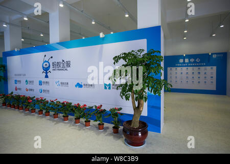 --FILE--Vue d'un logo de Ant Financial Services, une filiale du géant de l'e-commerce chinois Alibaba Group de l'Alipay Smart City à Anji county, Huzh Banque D'Images