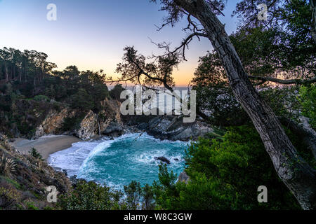 Large vue sur la cascade à McWay Falls à verser sur la plage de sable de la Californie. Banque D'Images