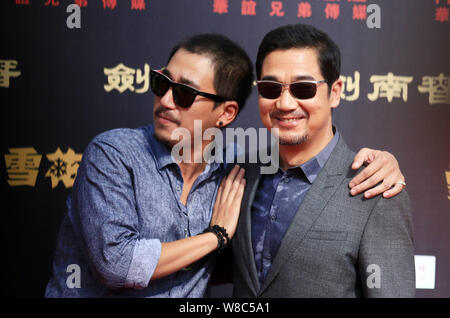 --FILE--acteur et réalisateur chinois Zhang Guoli, droite, et son fils l'acteur Zhang Mo poser sur le tapis rouge de la grande cérémonie pour le 20ème anniversar Banque D'Images