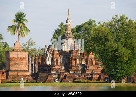 Ruines de l'ancien temple bouddhique Wat Mahathat dans le parc historique de Sukhothai. Thaïlande Banque D'Images