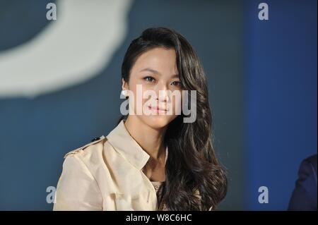 L'actrice chinoise Tang Wei pose au cours d'une conférence de presse pour son film 'Conte de trois villes" à Beijing, Chine, 27 mai 2015. Banque D'Images