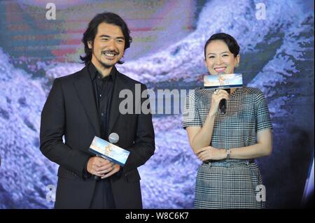 L'actrice chinoise Zhang Ziyi, droite, Taiwanese-Japanese l'acteur et chanteur Takeshi Kaneshiro réagir lors d'une conférence de presse pour son nouveau film 'La Traversée Banque D'Images