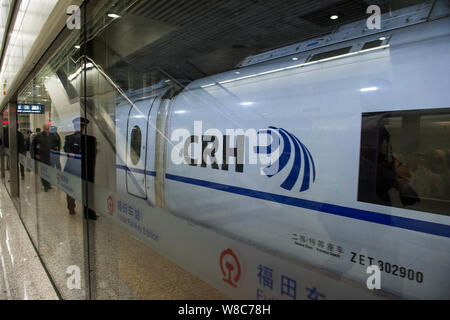 Vue d'un CRH (China railway High-speed), le train dans la gare de Futian, de la station de métro, dans la ville de Shenzhen, sou Banque D'Images