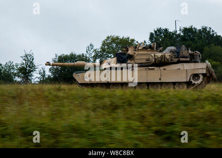 M1A2 Abram des troupes de chars en voiture en bas de la route au cours d'un exercice d'entraînement combiné résoudre dans la zone d'entraînement Grafenwoehr, août, 8, 2019. Régler à la XII combinée multinationale Centre commun de préparation (JMRC) est l'exercice final de 1-1 Division d'infanterie, à l'appui de la rotation de résoudre en Europe de l'Atlantique, qui évalue l'interopérabilité des forces américaines avec leurs alliés de l'OTAN et partenaires. (U.S. Photo de l'armée par la FPC. Zack Stahlberg) Banque D'Images