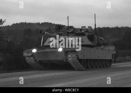M1A2 Abram des troupes de chars en voiture en bas de la route au cours d'un exercice d'entraînement combiné résoudre dans la zone d'entraînement Grafenwoehr, août, 8, 2019. Régler à la XII combinée multinationale Centre commun de préparation est l'exercice final de 1-1 Division d'infanterie, à l'appui de la rotation de résoudre en Europe de l'Atlantique, qui évalue l'interopérabilité des forces américaines avec leurs alliés de l'OTAN et partenaires. (U.S. Photo de l'armée par la FPC. Zack Stahlberg) Banque D'Images