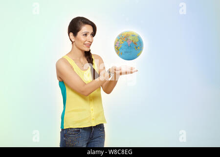 Jeune femme avec un globe Banque D'Images