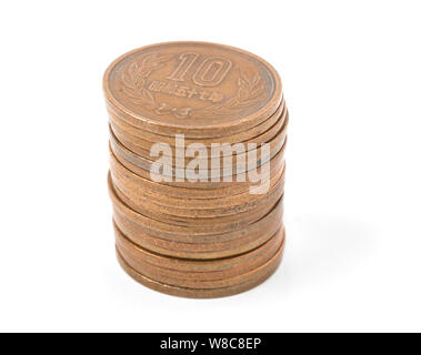 Pile de 10 yen japonais de pièces d'argent, Close up sur fond blanc. Banque D'Images