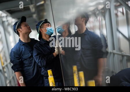 Techniciens chinois examiner un CRH (China railway High-speed), le train pour le prochain Nouvel An chinois ou la fête du printemps à la maintena Banque D'Images