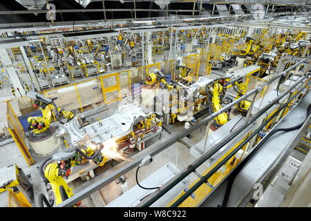 --FILE--robot de soudure de pièces d'armes à une usine automobile de Dongfeng Peugeot Citroën Automobile Co., Ltd. à Wuhan, province du Hubei en Chine centrale, 24 Banque D'Images