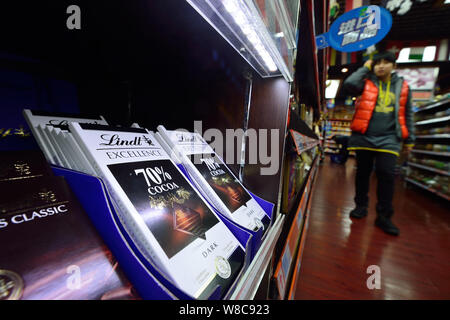 --FILE--bars des chocolats Lindt sont en vente dans un supermarché dans la ville de Hangzhou, Zhejiang Province de Chine orientale, le 23 décembre 2013. Un chinois en pleine croissance Banque D'Images