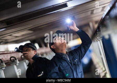 Techniciens chinois examiner un CRH (China railway High-speed), le train pour le prochain Nouvel An chinois ou la fête du printemps à la maintena Banque D'Images