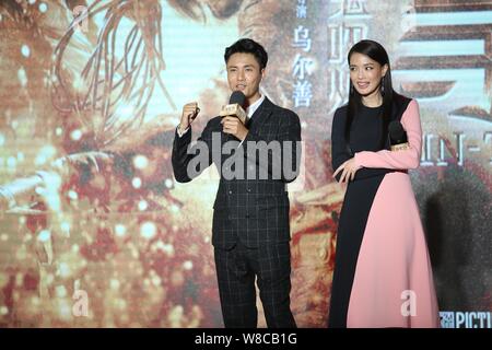 L'acteur chinois Chen Kun, gauche, parle comme l'actrice taïwanaise Shu Qi écoute au cours d'une conférence de presse pour son film 'The Ghouls' à Beijing, Chine, 14 Banque D'Images
