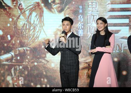 L'acteur chinois Chen Kun, gauche, parle comme l'actrice taïwanaise Shu Qi écoute au cours d'une conférence de presse pour son film 'The Ghouls' à Beijing, Chine, 14 Banque D'Images