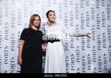 L'actrice chinoise Gong Li, droite, arrive pour le fashion show de Ports 1961 au cours de la Shanghai Fashion Week printemps/été 2016 à Shanghai, Chine, 13 Banque D'Images