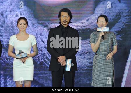 (À partir de la droite), l'actrice chinoise Zhang Ziyi parle à côté d'Taiwanese-Japanese l'acteur et chanteur Takeshi Kaneshiro et actrice sud-coréenne Song Hye-kyo à Banque D'Images