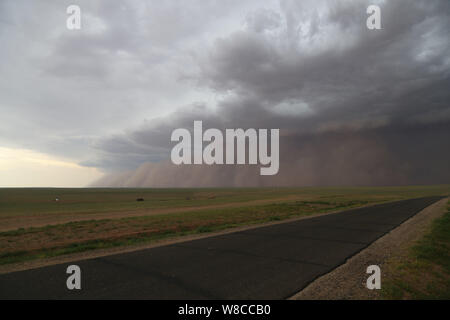 A 100 mètres de haut sandstorm balaie un festival Nadam célébration en Naoer Eren Sumu de la bannière droite Sonid, Xilin Gol Ligue, le nord de la Chine dans la Banque D'Images