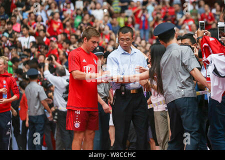 Philipp Lahm de FC Bayern Munich, gauche, signe des autographes pendant une session de formation pour le Football Audi tournée d'été 2015 de la Chine à Beijing, Chine, 17 Banque D'Images