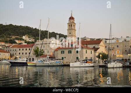 L'architecture en pierre de petite ville dalmate Pučišća sur Venise Banque D'Images