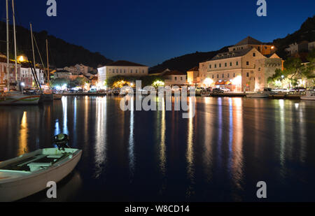 Nuit paysage urbain de petite ville dalmate Pučišća sur l'île de Brač, long exposure photography Banque D'Images