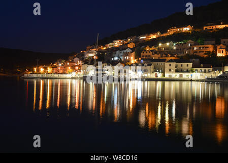 Nuit paysage urbain de petite ville dalmate Pučišća sur l'île de Brač, long exposure photography Banque D'Images