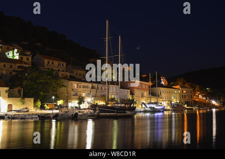 Nuit d'été à port Pučišća, Dalmatie Centrale, Long exposure photography Banque D'Images