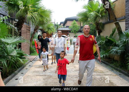 Les parents chinois et leurs enfants visiter une villa de luxe au cours d'une visite à stimuler le désir d'enfants devenus riches et fructueux à Qingyuan city Banque D'Images