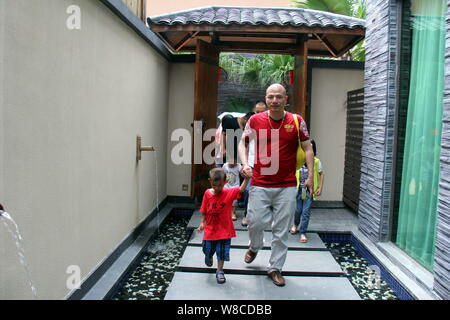 Les parents chinois et leurs enfants visiter une villa de luxe au cours d'une visite à stimuler le désir d'enfants devenus riches et fructueux à Qingyuan city Banque D'Images