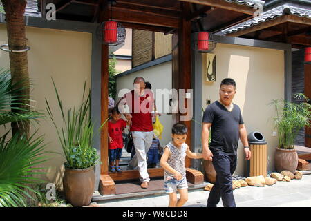 Les parents chinois et leurs enfants visiter une villa de luxe au cours d'une visite à stimuler le désir d'enfants devenus riches et fructueux à Qingyuan city Banque D'Images